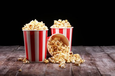 Sinema konseptiyle patlamış mısır. tatlı ve tuzlu popcorn