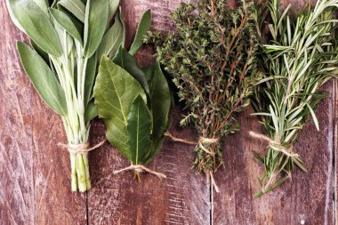 Homegrown ve aromatik otlar biberiye rustik zemin üzerine 