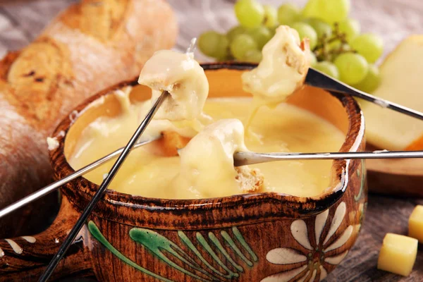 Cena de fondue suiza gourmet en una noche de invierno con surtido ch —  Fotos de Stock