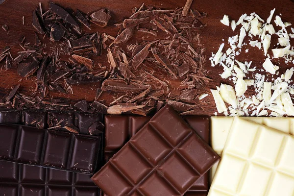 Шоколад в різному кольорі. молочні, темно-білі шоколадні батончики — стокове фото