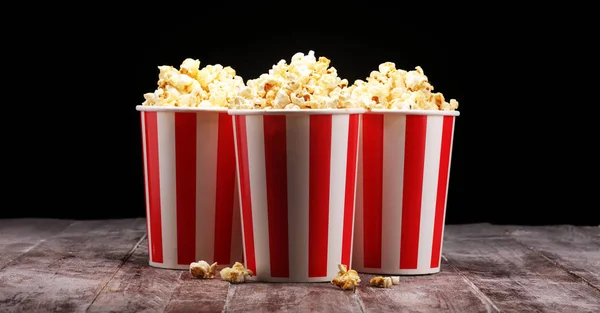 Cinema koncept med popcorn. söta och salta popcorn — Stockfoto