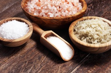 kabın içinde deniz tuzu. Masada tuz ve Himalaya tuz kristalleri. 