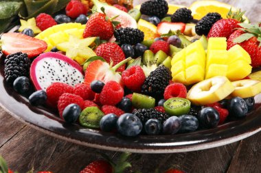 taze meyve ve çilek salatası. sağlıklı bahar meyve salatası 