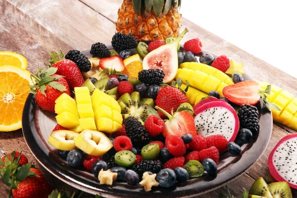 新鮮な果物と果実のサラダ。健康的なフルーツ サラダ — ストック写真