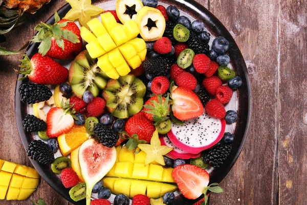 Salada com frutas frescas e bagas. salada de frutas saudáveis primavera — Fotografia de Stock