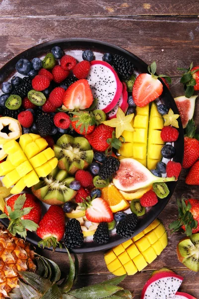 Saláta, friss gyümölcsök és bogyók. egészséges tavaszi gyümölcssaláta — Stock Fotó