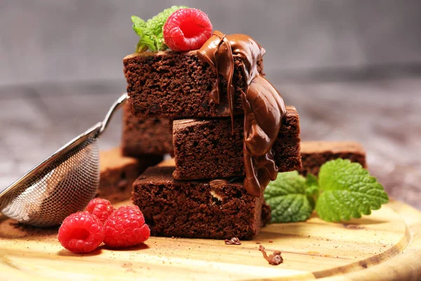 Schokolade Brownie Kuchen Dessert mit Himbeeren und Gewürzen auf einem ru — Stockfoto