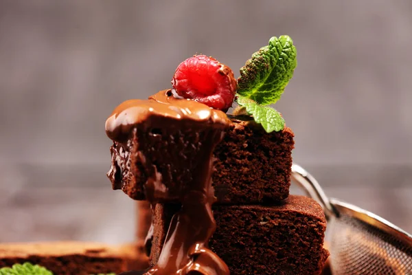 Schokolade Brownie Kuchen Dessert mit Himbeeren und Gewürzen auf einem ru — Stockfoto