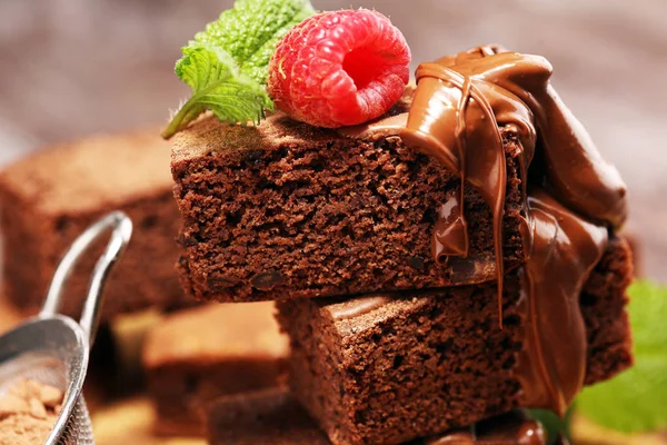 Gâteau brownie au chocolat dessert avec framboise et épices sur une ru — Photo