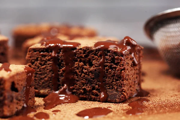 Dezert Brownie. Dort čokoládový brownies na dřevěné pozadí wi — Stock fotografie