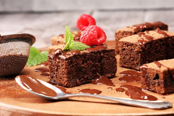 Schokolade Brownie Kuchen Dessert mit Himbeeren und Gewürzen auf einem ru — Stockfoto