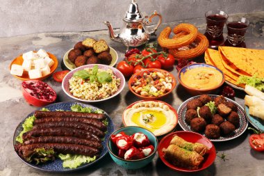 Orta Doğu ya da Arap yemekleri ve çeşitli meze, beton pas