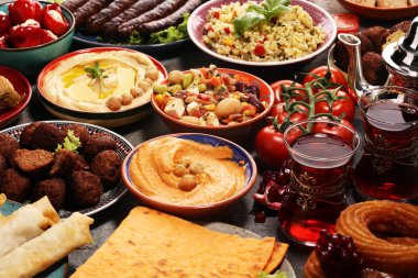 Orta Doğu ya da Arap yemekleri ve çeşitli meze, beton pas