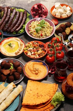 Orta Doğu ya da Arap yemekleri ve çeşitli meze, beton pas