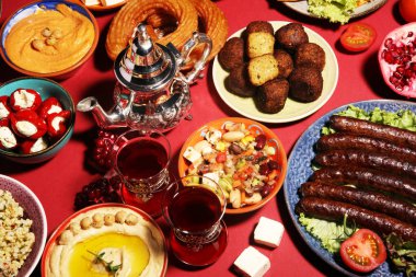 Orta Doğu ya da Arap yemekleri ve çeşitli meze, beton pas