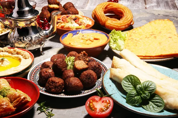 Timur Tengah atau arab piring dan berbagai macam meze, karat beton — Stok Foto