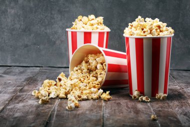 Sinema konseptiyle patlamış mısır. tatlı ve tuzlu popcorn