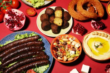 Orta Doğu ya da Arap yemekleri ve çeşitli meze, beton pas