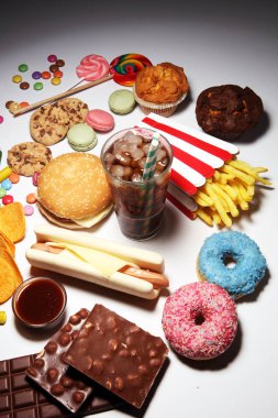 Sağlıksız ürünler. yemek vücut, deri, kalp ve dişler için kötüdür..