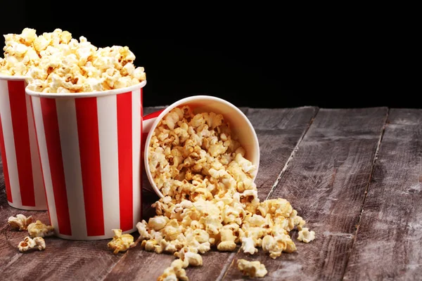 Cinema koncept med popcorn. söta och salta popcorn — Stockfoto