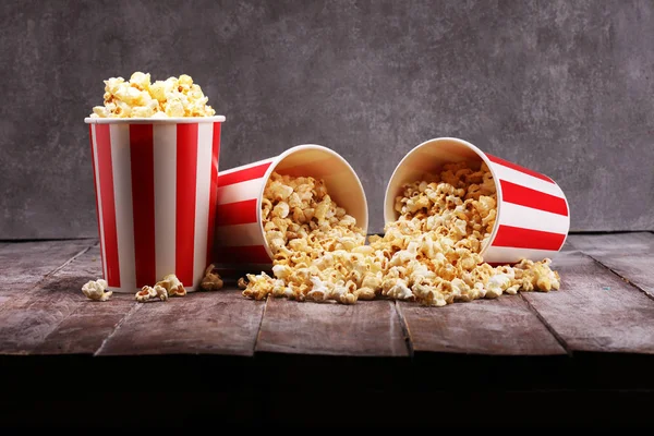 Cinema koncept med popcorn. söta och salta popcorn — Stockfoto