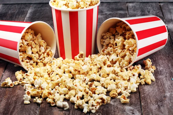 Cinema koncept med popcorn. söta och salta popcorn — Stockfoto