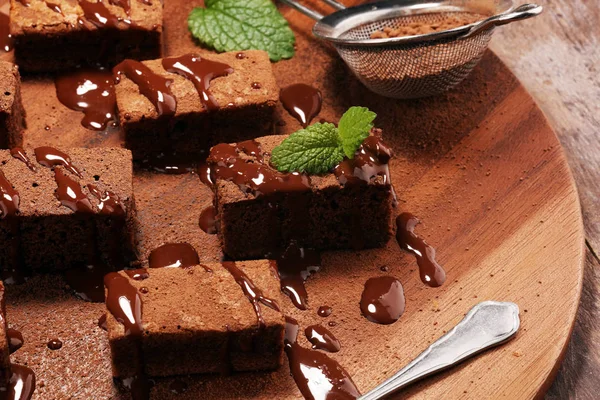 Brownie επιδόρπιο. Τούρτα σοκολάτα brownies σε ξύλινα φόντο wi — Φωτογραφία Αρχείου