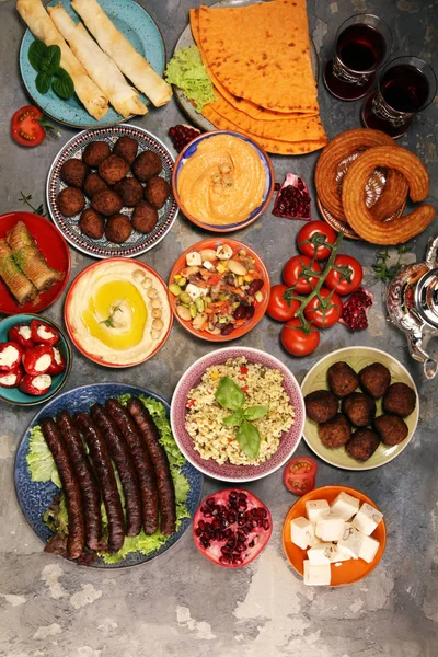 Plats arabes ou du Moyen-Orient et meze assorti, rouille de béton — Photo