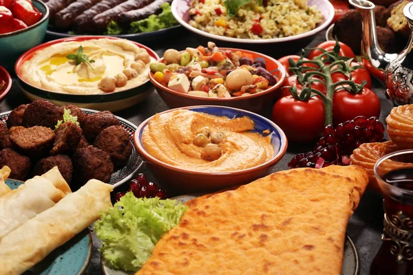 Plats arabes ou du Moyen-Orient et meze assorti, rouille de béton — Photo