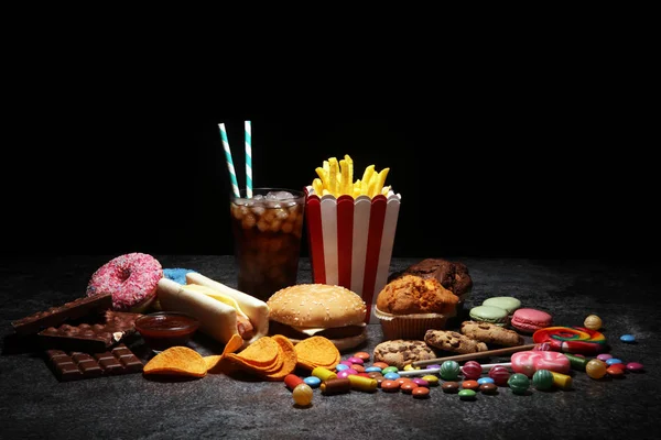 Nezdravé výrobky. jídlo špatné pro postavu, kůži, srdce a zuby. — Stock fotografie