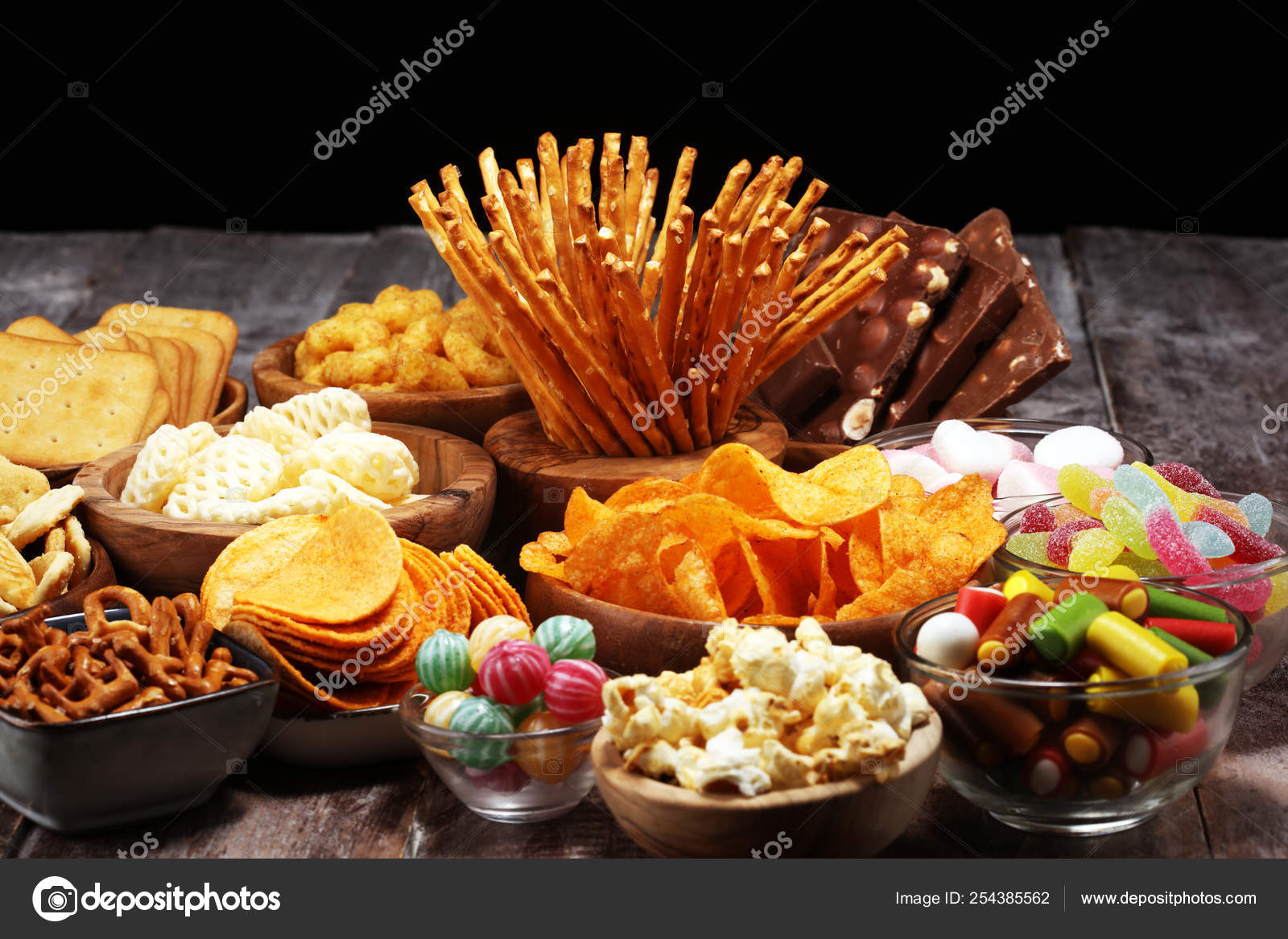 Foto de Grupo De Petiscos Doces E Salgados Perfeitos Para A Observação De  Binge e mais fotos de stock de Lanche - iStock