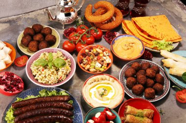 Orta Doğu ya da Arap yemekleri ve çeşitli meze, beton pas