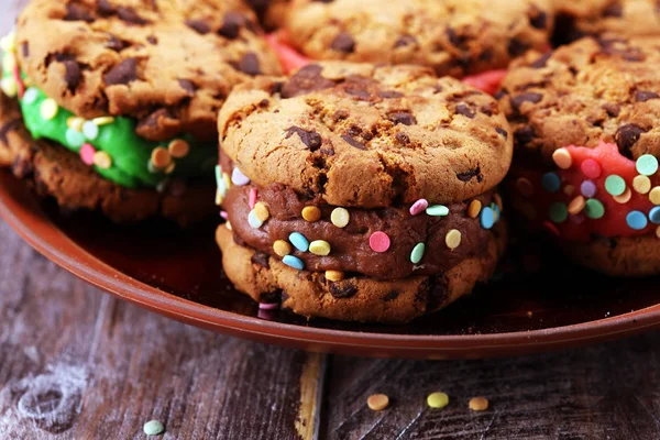 Eis-Sandwiches mit Erdbeere und Schokolade. Schokolade — Stockfoto