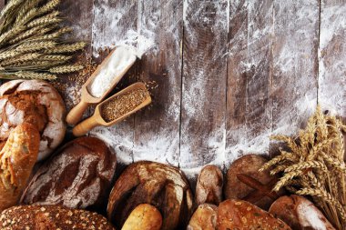 Ekmek ve ekmek çeşitleri gemide yukarıdan alır. Kı