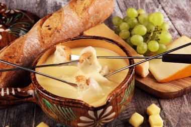 Gurme İsviçre fondü yemek çeşitli ch ile bir kış akşamında