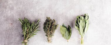 Homegrown ve aromatik otlar biberiye rustik zemin üzerine 