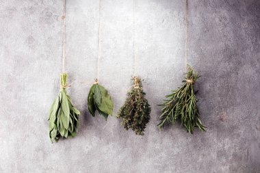 Homegrown ve aromatik otlar biberiye rustik zemin üzerine 