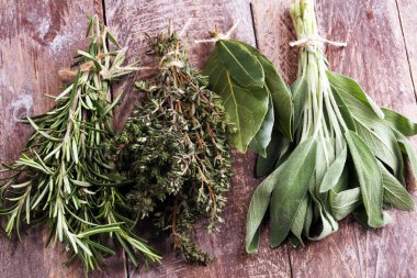 Homegrown ve aromatik otlar biberiye rustik zemin üzerine 
