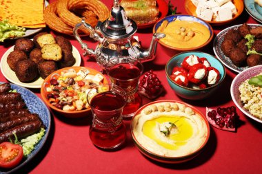 Orta Doğu ya da Arap yemekleri ve çeşitli meze, beton pas