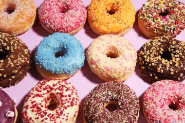 Çikolatalı buzlu, pembe ile çeşitli donuts sırlı ve serpin