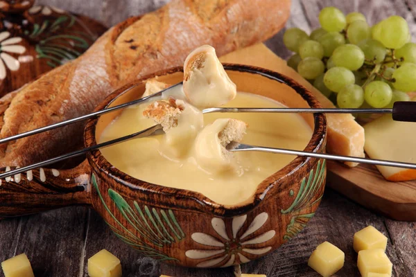 Schweizisk fondue gourmetmiddag på en vinterkväll med blandade ch — Stockfoto