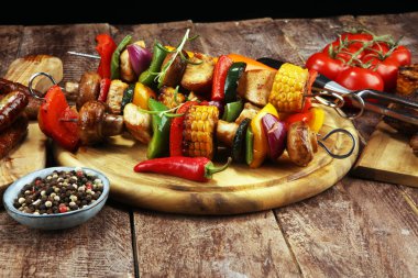 Çeşitli lezzetli ızgara et ve sebze rus tarih ile şiş