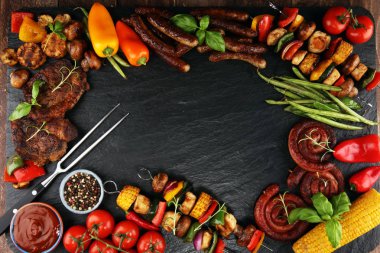 Çeşitli lezzetli ızgara et ve sebze rus tarih ile şiş