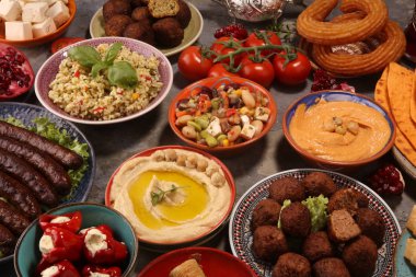 Orta Doğu ya da Arap yemekleri ve çeşitli meze, beton pas