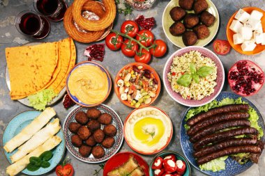 Orta Doğu ya da Arap yemekleri ve çeşitli meze, beton pas