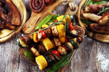Çeşitli lezzetli ızgara et ve sebze rus tarih ile şiş