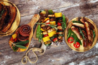 Çeşitli lezzetli ızgara et ve sebze rus tarih ile şiş