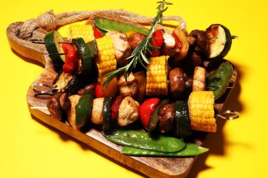 Çeşitli lezzetli ızgara et ve sebze rus tarih ile şiş