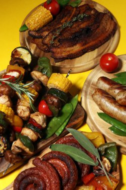 Çeşitli lezzetli ızgara et ve sebze rus tarih ile şiş