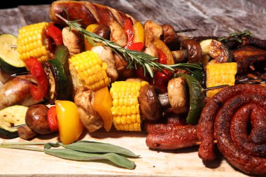 Çeşitli lezzetli ızgara et ve sebze rus tarih ile şiş